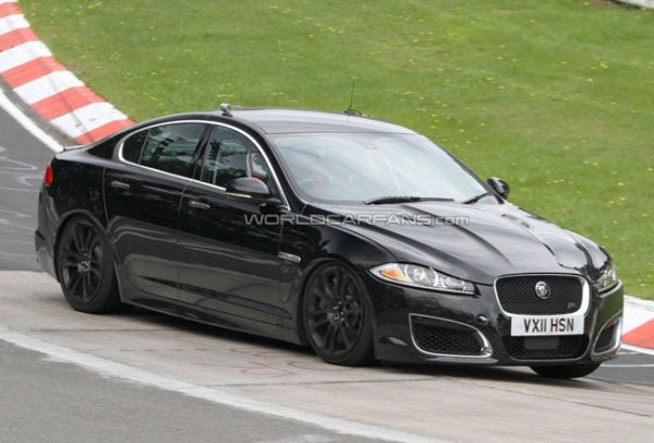 Jaguar готовит заряженный седан XFR-S